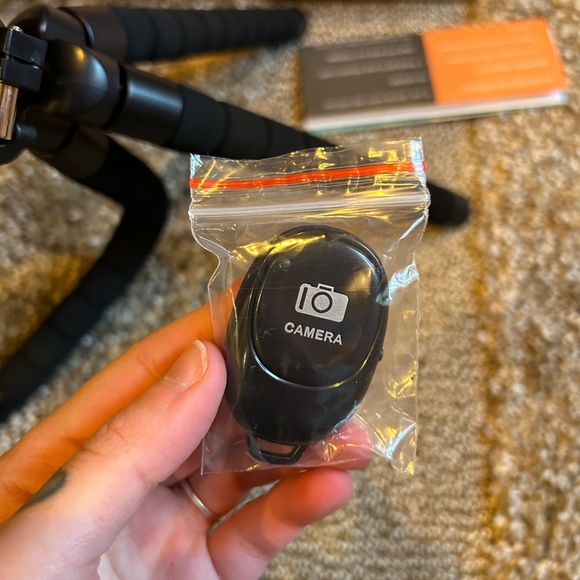 Bendable iPad/Tablet Stand & Phone/Camera/Gopro Tripod/Selfie Stick with Remote - Picture 10 of 10